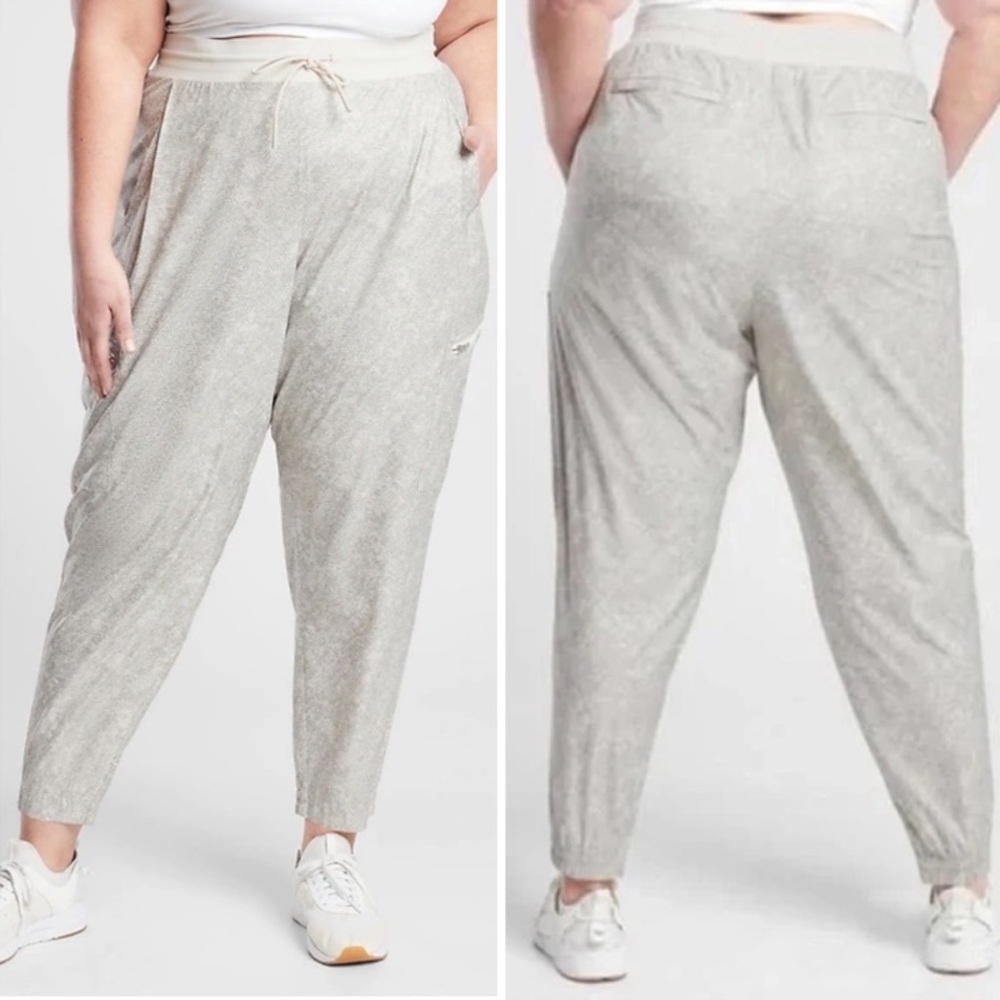 Athleta Venture Printed Cargo Jogger Pants Reptile Snake Print Zipper Pockets